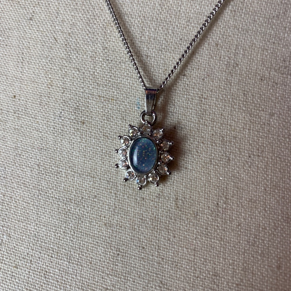 Short Necklace - Picture 2 of 3